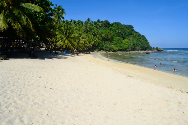 Mapupungko beach: White-sand